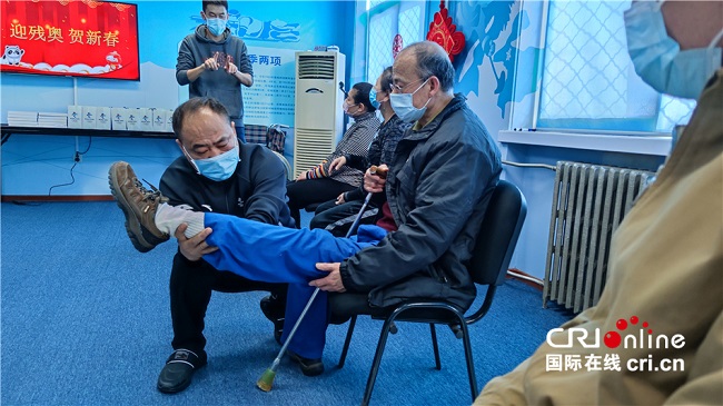 图为残疾人退役运动员指导康复操